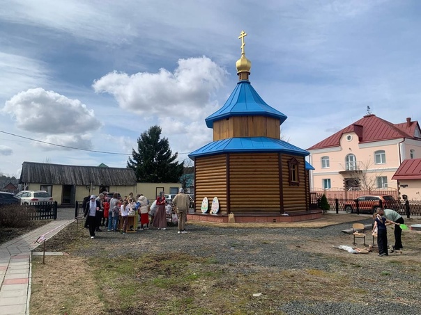 ⛪В Одигитриевском приходе Пресвятой Богородицы с. Зоркальцево пошёл благодарственный пасхальный молебен и ярмарка воскресной школы..